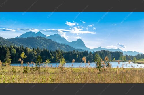 Blick über den Geroldsee mit Zugspitzmassiv im Wetterstein - Frische Birken 2:1  -- Geroldsee mit Zugspitzmassiv - mehr Infos bei www.Kriner-Weiermann.de