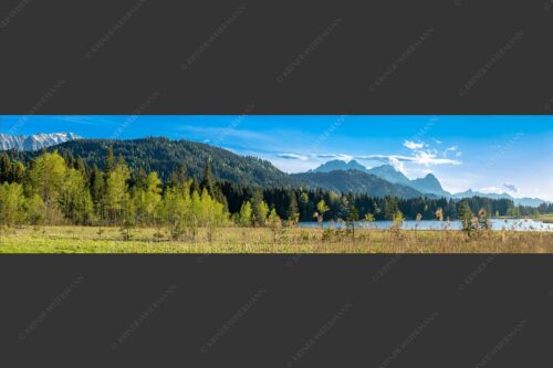 Blick über den Geroldsee mit Zugspitzmassiv im Wetterstein - Frische Birken 4:1  -- Geroldsee mit Zugspitzmassiv - mehr Infos bei www.Kriner-Weiermann.de