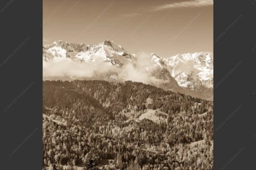Erstes Grün im Tal und frischer Schnee auf den Bergen im Wettersteingebirge - Frühling und Winter 1:1 sepia -- Dreitorspitzen im Wetterstein - mehr Infos bei www.Kriner-Weiermann.de