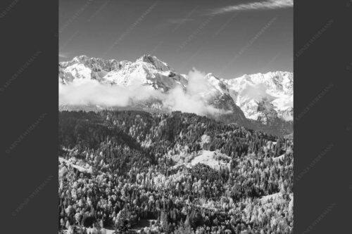 Erstes Grün im Tal und frischer Schnee auf den Bergen im Wettersteingebirge - Frühling und Winter 1:1 sw -- Dreitorspitzen im Wetterstein - mehr Infos bei www.Kriner-Weiermann.de