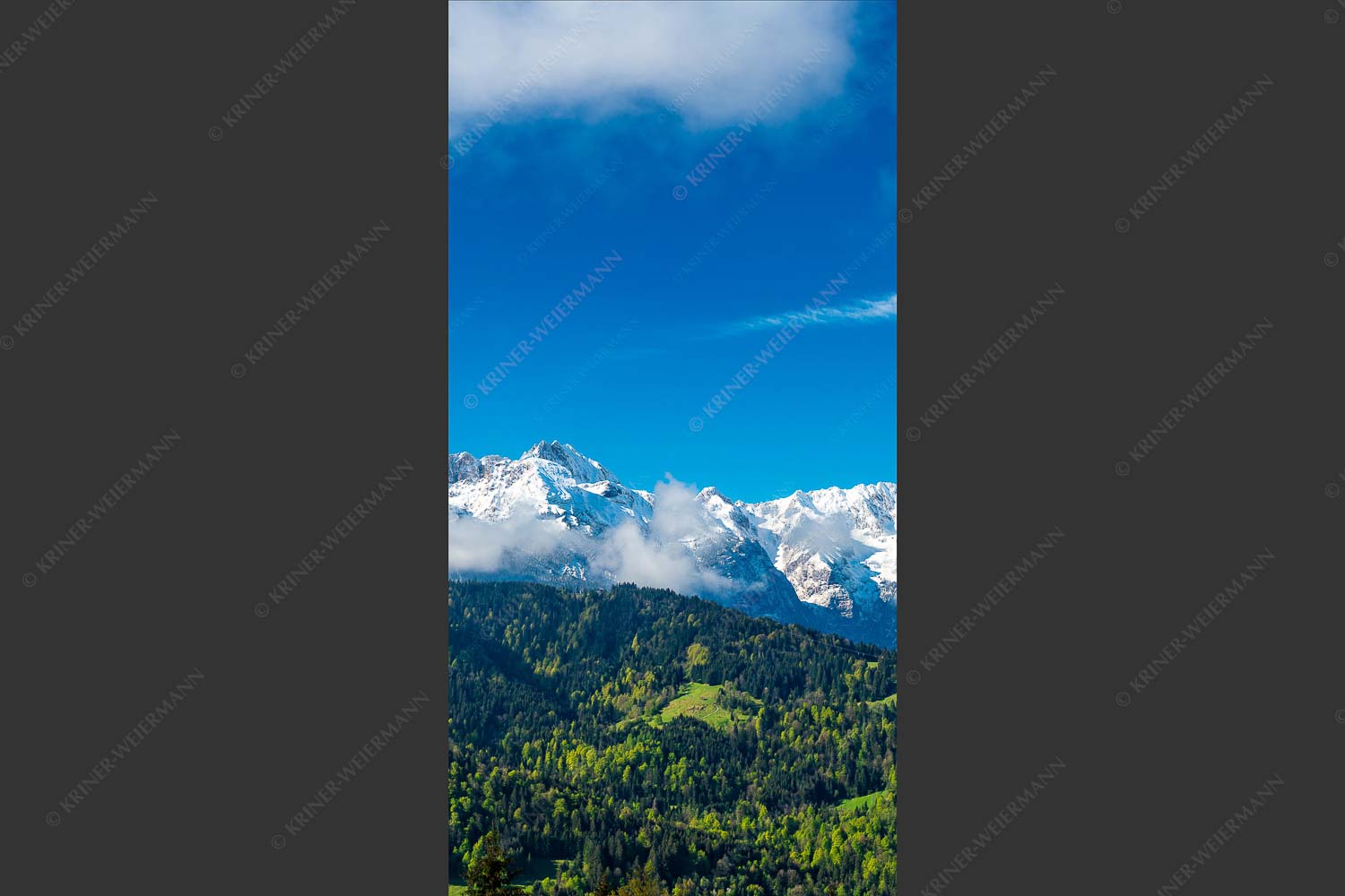 Erstes Grün im Tal und frischer Schnee auf den Bergen im Wettersteingebirge - Frühling und Winter 1:2 -- Dreitorspitzen im Wetterstein - mehr Infos bei www.Kriner-Weiermann.de