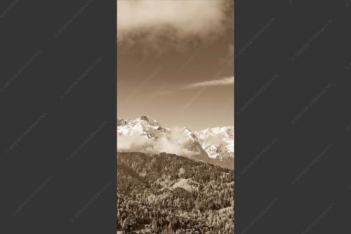 Erstes Grün im Tal und frischer Schnee auf den Bergen im Wettersteingebirge - Frühling und Winter 1:2 sepia -- Dreitorspitzen im Wetterstein - mehr Infos bei www.Kriner-Weiermann.de