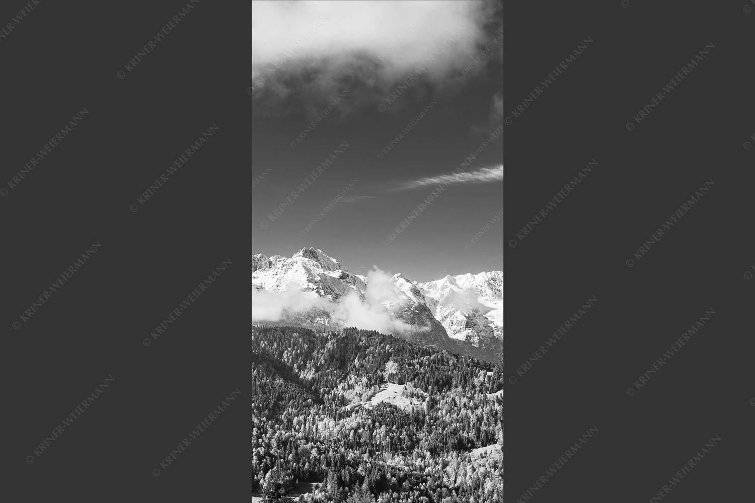 Erstes Grün im Tal und frischer Schnee auf den Bergen im Wettersteingebirge - Frühling und Winter 1:2 sw -- Dreitorspitzen im Wetterstein - mehr Infos bei www.Kriner-Weiermann.de