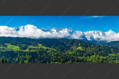 Erstes Grün im Tal und frischer Schnee auf den Bergen im Wettersteingebirge - Frühling und Winter 2,5:1  -- Dreitorspitzen im Wetterstein - mehr Infos bei www.Kriner-Weiermann.de