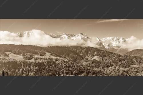 Erstes Grün im Tal und frischer Schnee auf den Bergen im Wettersteingebirge - Frühling und Winter 2,5:1 sepia -- Dreitorspitzen im Wetterstein - mehr Infos bei www.Kriner-Weiermann.de