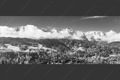 Erstes Grün im Tal und frischer Schnee auf den Bergen im Wettersteingebirge - Frühling und Winter 2,5:1 sw -- Dreitorspitzen im Wetterstein - mehr Infos bei www.Kriner-Weiermann.de