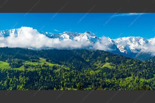 Erstes Grün im Tal und frischer Schnee auf den Bergen im Wettersteingebirge - Frühling und Winter 2:1  -- Dreitorspitzen im Wetterstein - mehr Infos bei www.Kriner-Weiermann.de