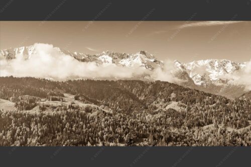Erstes Grün im Tal und frischer Schnee auf den Bergen im Wettersteingebirge - Frühling und Winter 2:1 sepia -- Dreitorspitzen im Wetterstein - mehr Infos bei www.Kriner-Weiermann.de
