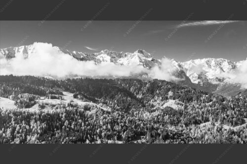 Erstes Grün im Tal und frischer Schnee auf den Bergen im Wettersteingebirge - Frühling und Winter 2:1 sw -- Dreitorspitzen im Wetterstein - mehr Infos bei www.Kriner-Weiermann.de
