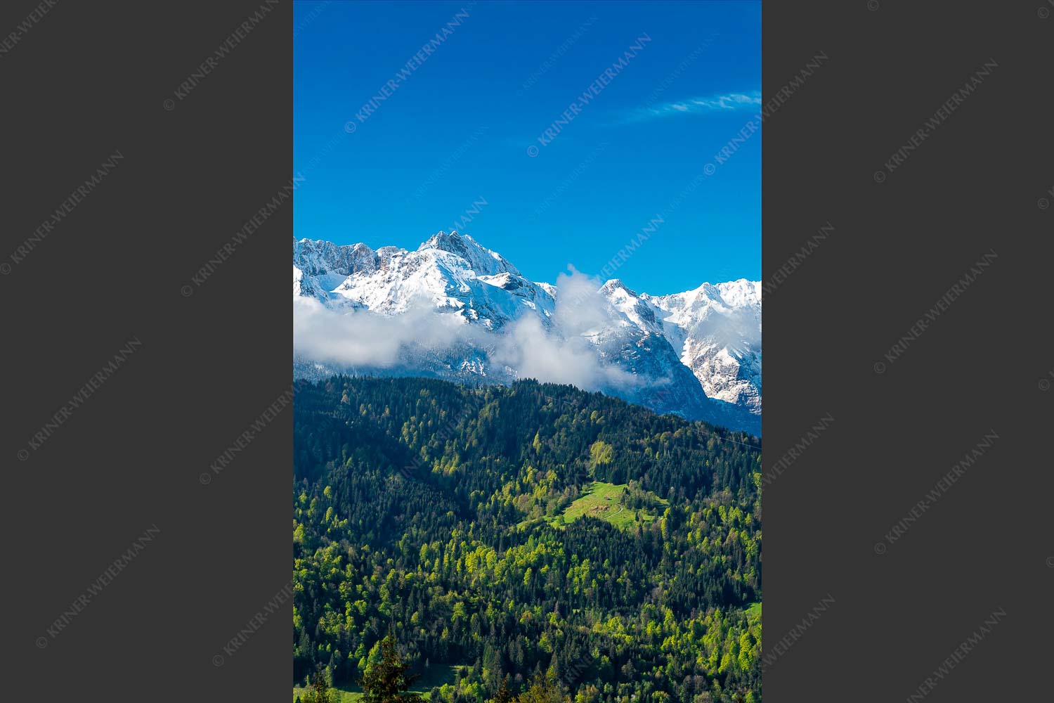 Erstes Grün im Tal und frischer Schnee auf den Bergen im Wettersteingebirge - Frühling und Winter 2:3 -- Dreitorspitzen im Wetterstein - mehr Infos bei www.Kriner-Weiermann.de