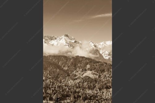 Erstes Grün im Tal und frischer Schnee auf den Bergen im Wettersteingebirge - Frühling und Winter 2:3 sepia -- Dreitorspitzen im Wetterstein - mehr Infos bei www.Kriner-Weiermann.de