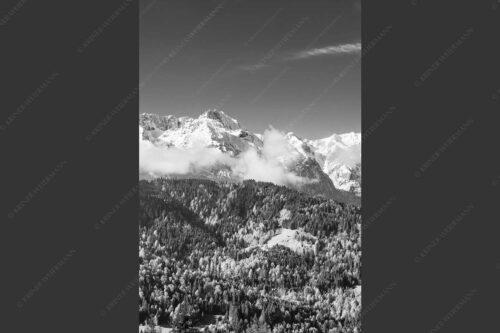 Erstes Grün im Tal und frischer Schnee auf den Bergen im Wettersteingebirge - Frühling und Winter 2:3 sw -- Dreitorspitzen im Wetterstein - mehr Infos bei www.Kriner-Weiermann.de
