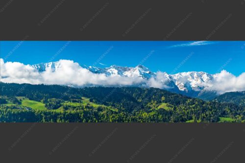 Erstes Grün im Tal und frischer Schnee auf den Bergen im Wettersteingebirge - Frühling und Winter 3:1  -- Dreitorspitzen im Wetterstein - mehr Infos bei www.Kriner-Weiermann.de