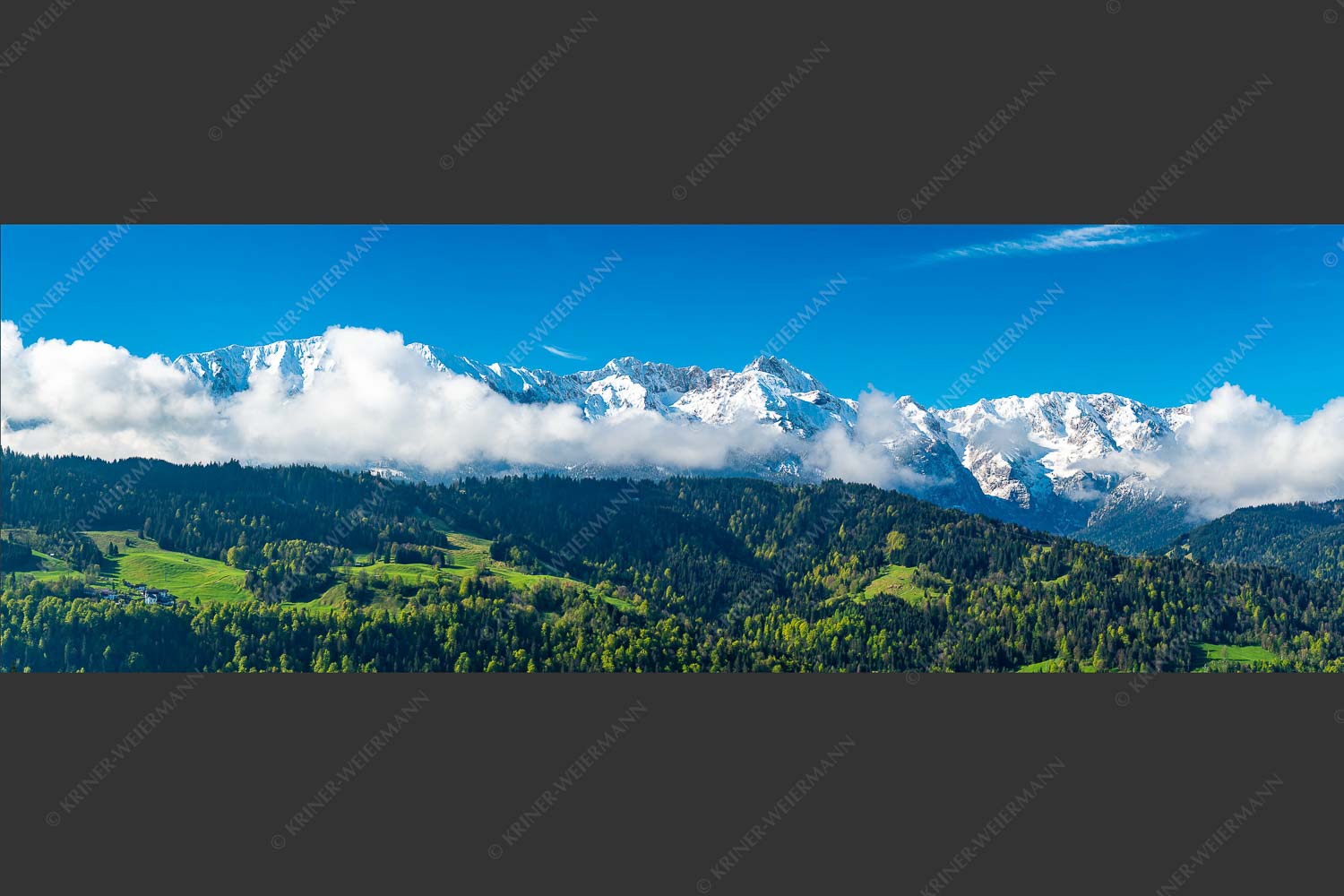 Erstes Grün im Tal und frischer Schnee auf den Bergen im Wettersteingebirge - Frühling und Winter 3:1 -- Dreitorspitzen im Wetterstein - mehr Infos bei www.Kriner-Weiermann.de
