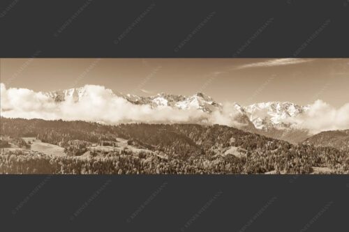 Erstes Grün im Tal und frischer Schnee auf den Bergen im Wettersteingebirge - Frühling und Winter 3:1 sepia -- Dreitorspitzen im Wetterstein - mehr Infos bei www.Kriner-Weiermann.de