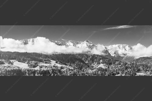 Erstes Grün im Tal und frischer Schnee auf den Bergen im Wettersteingebirge - Frühling und Winter 3:1 sw -- Dreitorspitzen im Wetterstein - mehr Infos bei www.Kriner-Weiermann.de