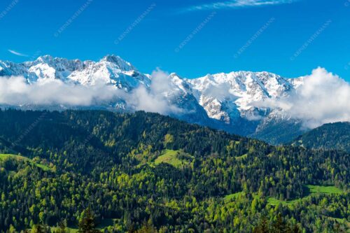 Erstes Grün im Tal und frischer Schnee auf den Bergen im Wettersteingebirge - Frühling und Winter 3:2  -- Dreitorspitzen im Wetterstein - mehr Infos bei www.Kriner-Weiermann.de