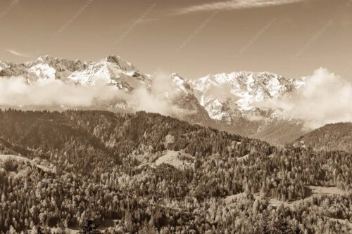 Erstes Grün im Tal und frischer Schnee auf den Bergen im Wettersteingebirge - Frühling und Winter 3:2 sepia -- Dreitorspitzen im Wetterstein - mehr Infos bei www.Kriner-Weiermann.de