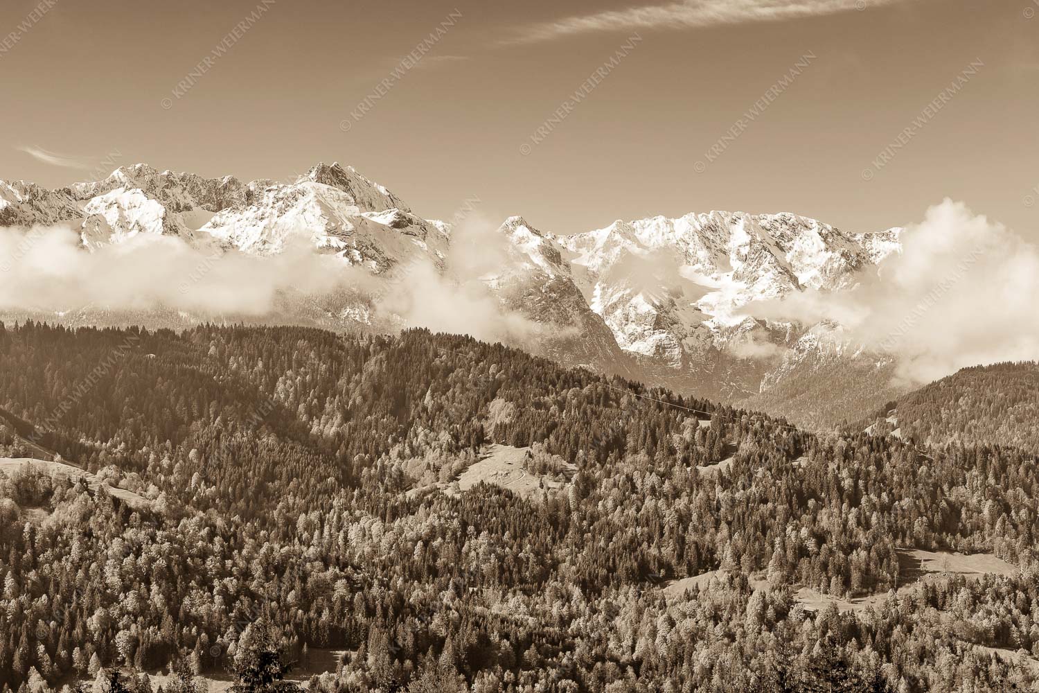 Erstes Grün im Tal und frischer Schnee auf den Bergen im Wettersteingebirge - Frühling und Winter 3:2 sepia -- Dreitorspitzen im Wetterstein - mehr Infos bei www.Kriner-Weiermann.de