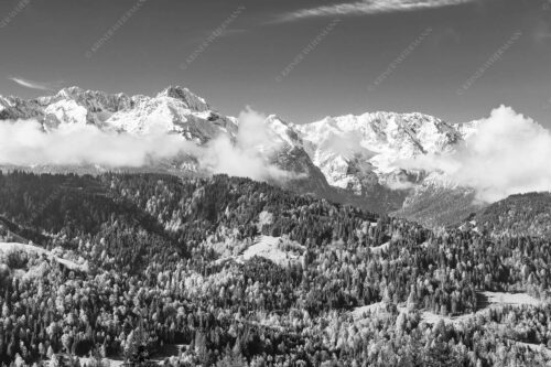 Erstes Grün im Tal und frischer Schnee auf den Bergen im Wettersteingebirge - Frühling und Winter 3:2 sw -- Dreitorspitzen im Wetterstein - mehr Infos bei www.Kriner-Weiermann.de