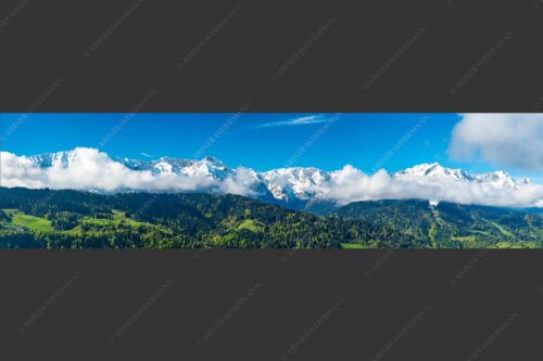 Erstes Grün im Tal und frischer Schnee auf den Bergen im Wettersteingebirge - Frühling und Winter 4:1  -- Dreitorspitzen im Wetterstein - mehr Infos bei www.Kriner-Weiermann.de