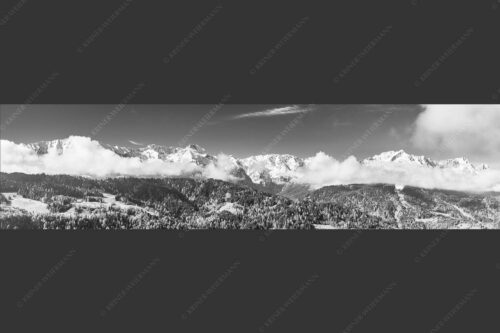 Erstes Grün im Tal und frischer Schnee auf den Bergen im Wettersteingebirge - Frühling und Winter 4:1 sw -- Dreitorspitzen im Wetterstein - mehr Infos bei www.Kriner-Weiermann.de