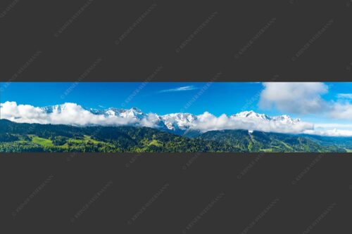 Erstes Grün im Tal und frischer Schnee auf den Bergen im Wettersteingebirge - Frühling und Winter 5:1  -- Dreitorspitzen im Wetterstein - mehr Infos bei www.Kriner-Weiermann.de