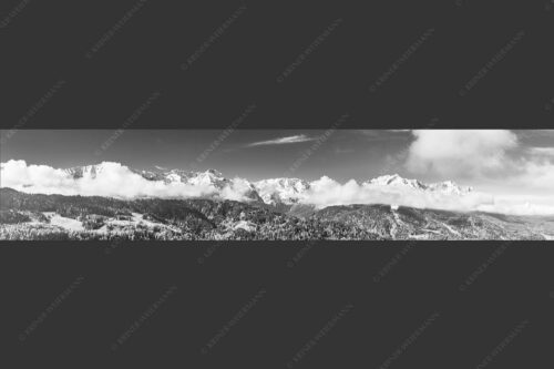 Erstes Grün im Tal und frischer Schnee auf den Bergen im Wettersteingebirge - Frühling und Winter 5:1 sw -- Dreitorspitzen im Wetterstein - mehr Infos bei www.Kriner-Weiermann.de