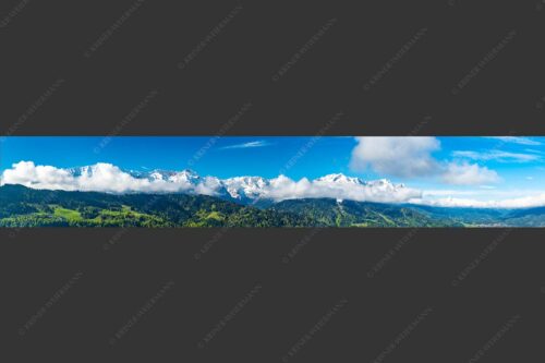 Erstes Grün im Tal und frischer Schnee auf den Bergen im Wettersteingebirge - Frühling und Winter 6:1  -- Dreitorspitzen im Wetterstein - mehr Infos bei www.Kriner-Weiermann.de