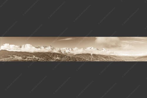 Erstes Grün im Tal und frischer Schnee auf den Bergen im Wettersteingebirge - Frühling und Winter 6:1 sepia -- Dreitorspitzen im Wetterstein - mehr Infos bei www.Kriner-Weiermann.de