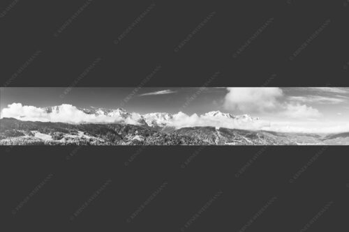 Erstes Grün im Tal und frischer Schnee auf den Bergen im Wettersteingebirge - Frühling und Winter 6:1 sw -- Dreitorspitzen im Wetterstein - mehr Infos bei www.Kriner-Weiermann.de