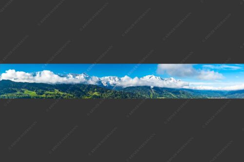 Erstes Grün im Tal und frischer Schnee auf den Bergen im Wettersteingebirge - Frühling und Winter 7:1  -- Dreitorspitzen im Wetterstein - mehr Infos bei www.Kriner-Weiermann.de