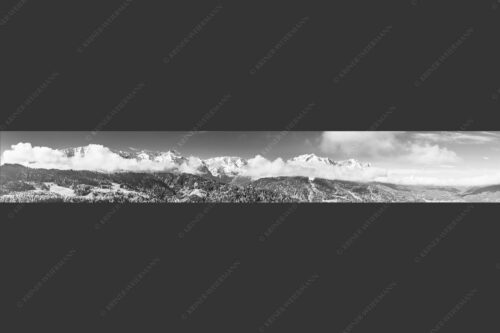 Erstes Grün im Tal und frischer Schnee auf den Bergen im Wettersteingebirge - Frühling und Winter 7:1 sw -- Dreitorspitzen im Wetterstein - mehr Infos bei www.Kriner-Weiermann.de