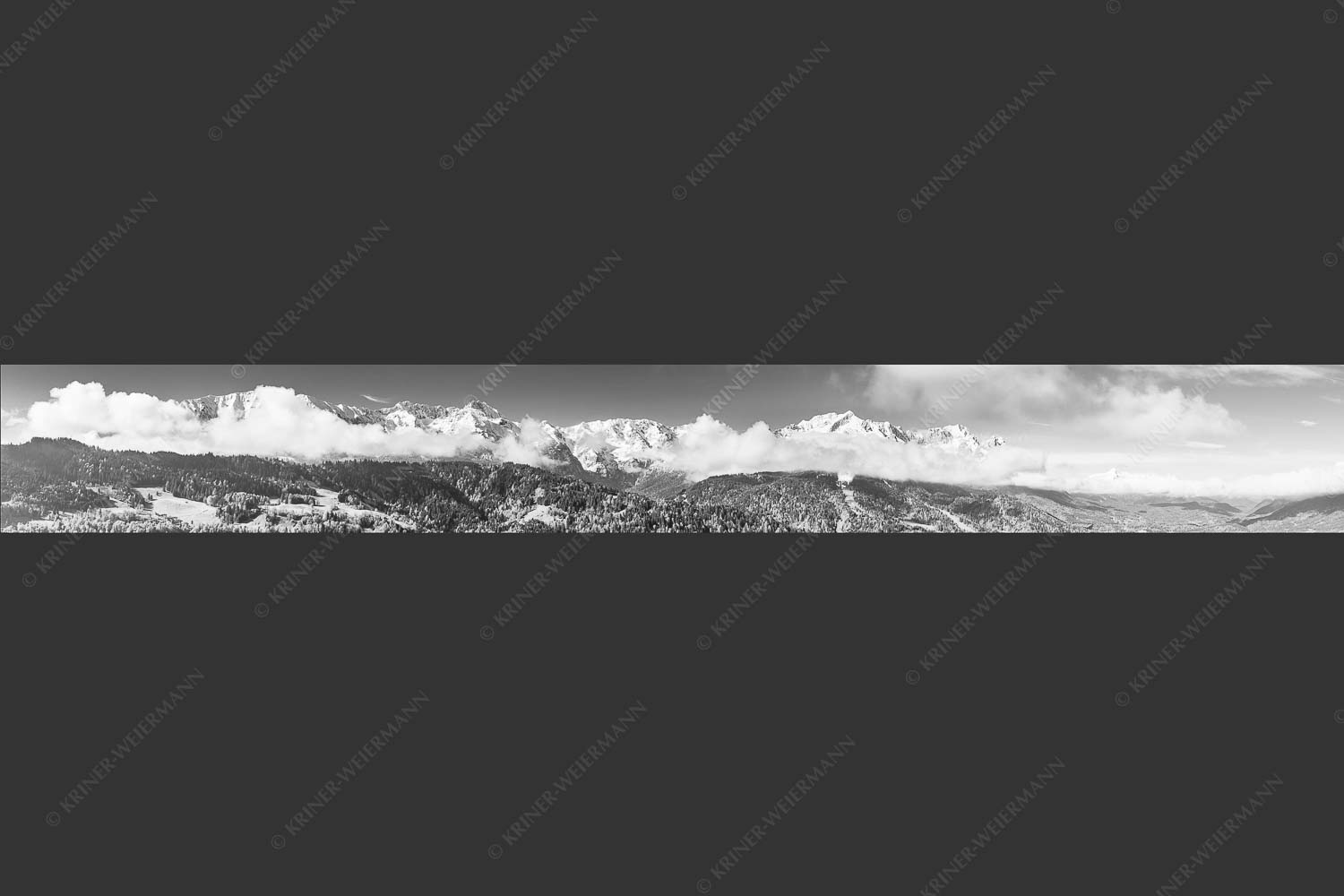 Erstes Grün im Tal und frischer Schnee auf den Bergen im Wettersteingebirge - Frühling und Winter 8:1 sw -- Dreitorspitzen im Wetterstein - mehr Infos bei www.Kriner-Weiermann.de