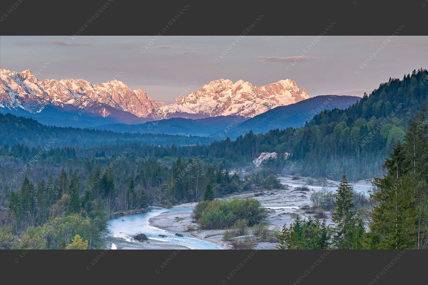 Morgenstimmung im Oberen Isartal mit Blick auf das Zugspitzmassiv - Frühlingsgefühle 2:1 -- Isar mit Wettersteingebirge - mehr Infos bei www.Kriner-Weiermann.de