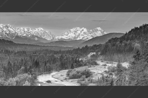 Morgenstimmung im Oberen Isartal mit Blick auf das Zugspitzmassiv - Frühlingsgefühle 2:1 sw -- Isar mit Wettersteingebirge - mehr Infos bei www.Kriner-Weiermann.de