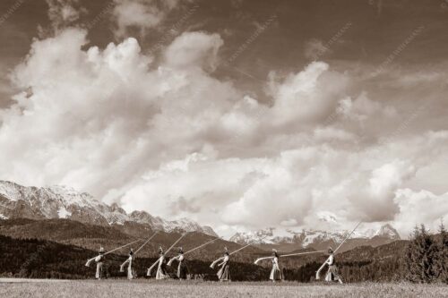 Werdenfelser Alphornbläserinnen bei den Buckelwiesen in Mittenwald - Gänsemarsch 3:2 sepia -- Alphörner mit Wetterstein - mehr Infos bei www.Kriner-Weiermann.de