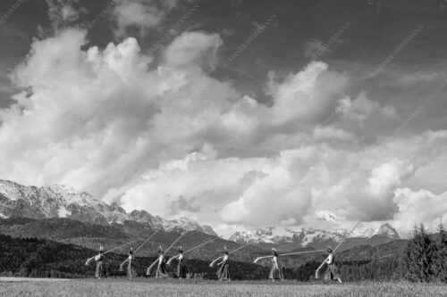 Werdenfelser Alphornbläserinnen bei den Buckelwiesen in Mittenwald - Gänsemarsch 3:2 sw -- Alphörner mit Wetterstein - mehr Infos bei www.Kriner-Weiermann.de