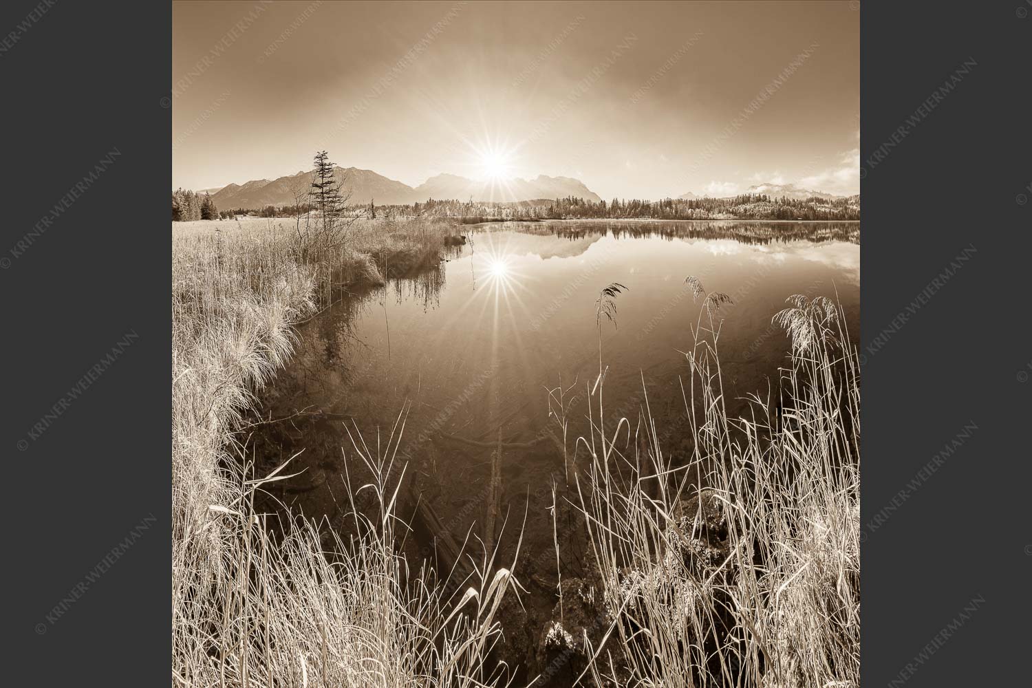 Blick über Barmsee zum Karwendel den Arnspitzen und Wettersteingebirge - Ganz schön frisch 1:1 sepia -- Barmsee mit Karwendel - mehr Infos bei www.Kriner-Weiermann.de