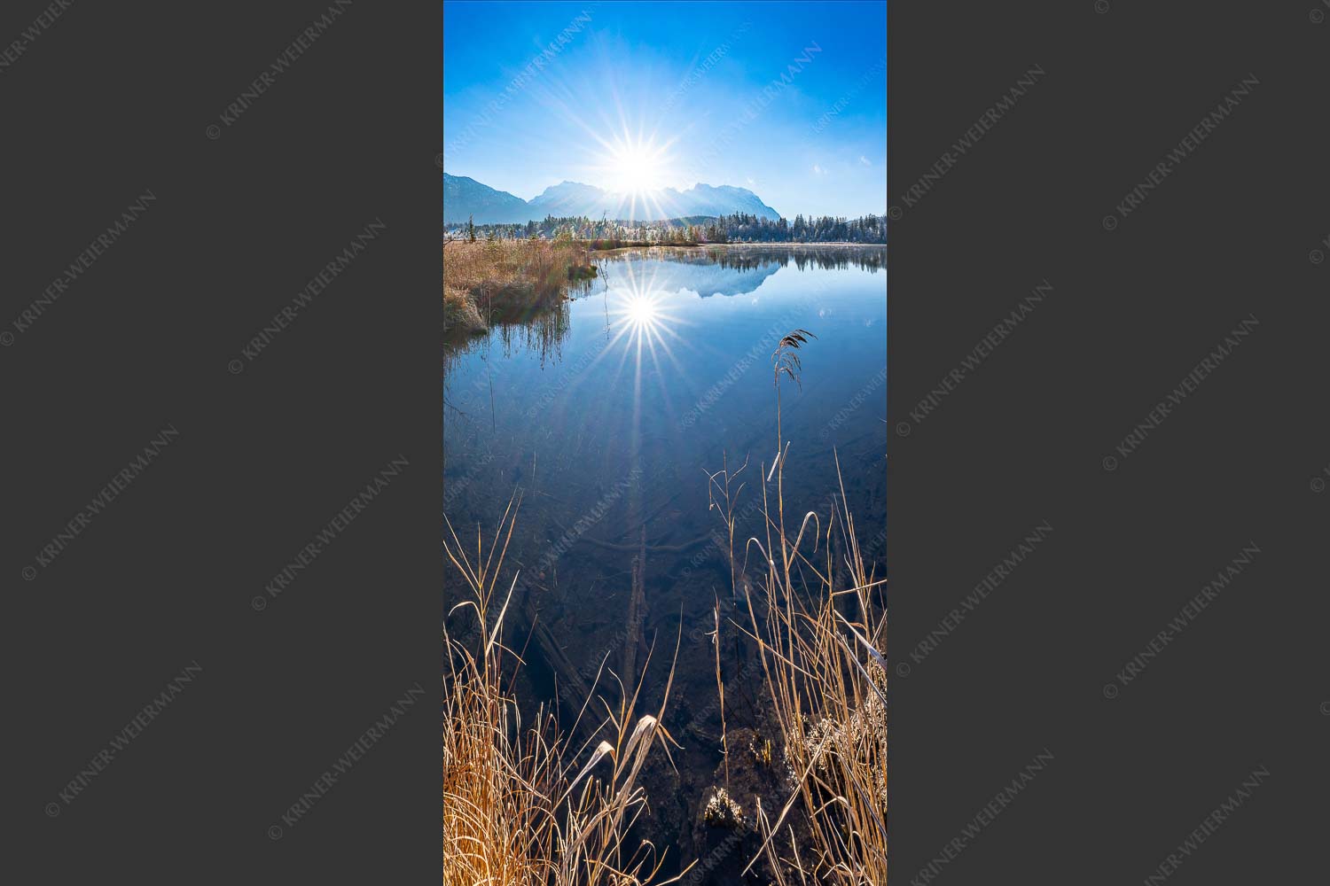 Blick über Barmsee zum Karwendel den Arnspitzen und Wettersteingebirge - Ganz schön frisch 1:2  -- Barmsee mit Karwendel - mehr Infos bei www.Kriner-Weiermann.de