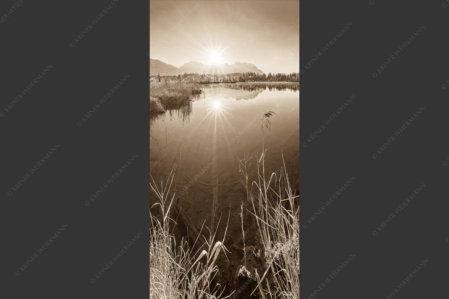 Blick über Barmsee zum Karwendel den Arnspitzen und Wettersteingebirge - Ganz schön frisch 1:2 sepia -- Barmsee mit Karwendel - mehr Infos bei www.Kriner-Weiermann.de