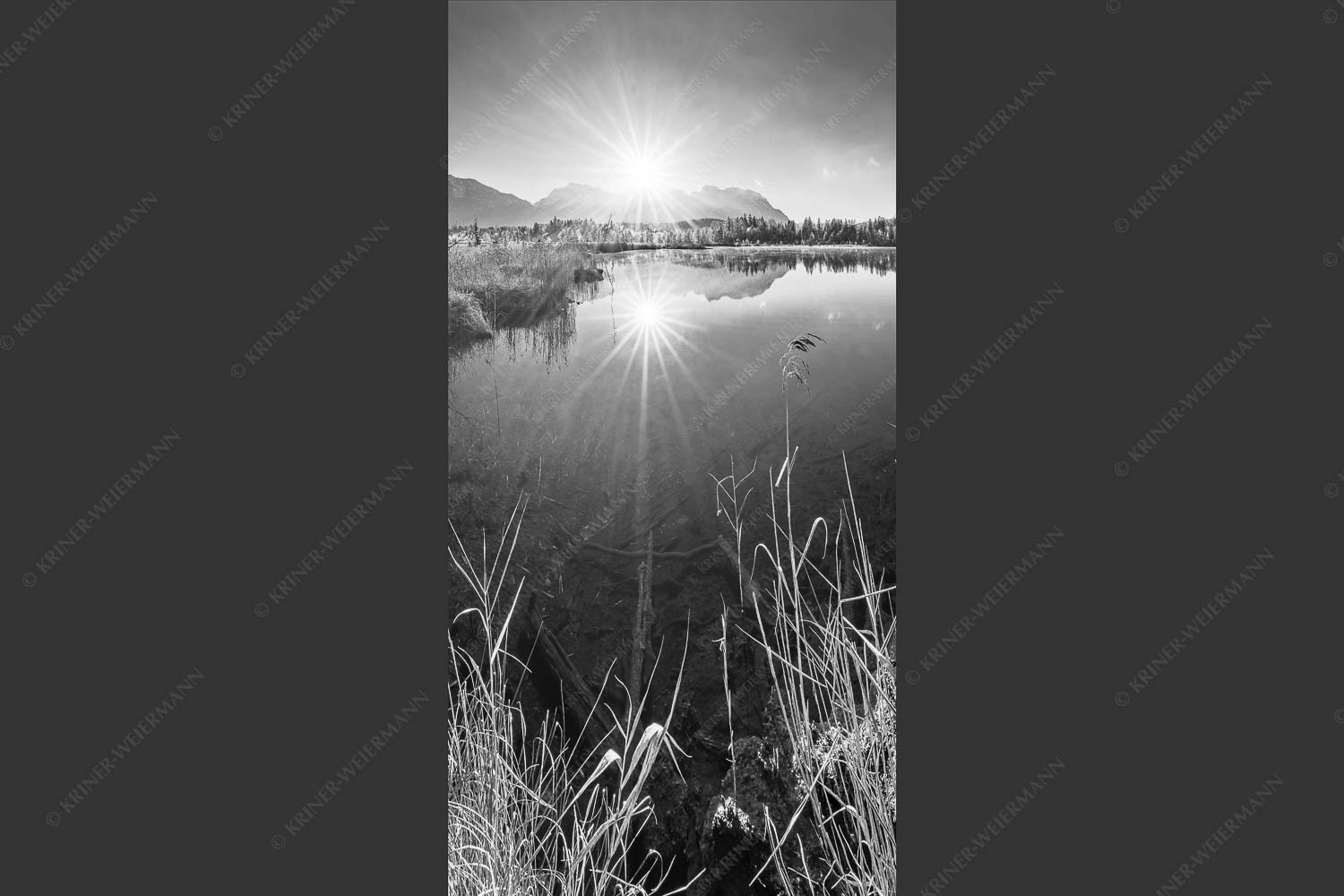 Blick über Barmsee zum Karwendel den Arnspitzen und Wettersteingebirge - Ganz schön frisch 1:2 sw -- Barmsee mit Karwendel - mehr Infos bei www.Kriner-Weiermann.de
