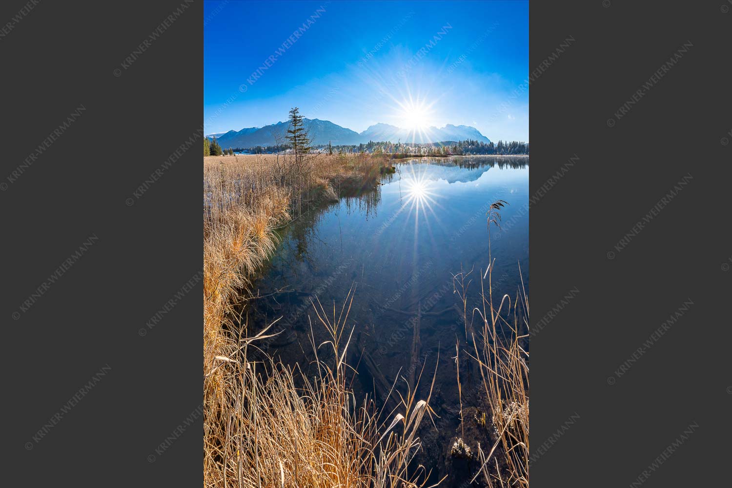 Blick über Barmsee zum Karwendel den Arnspitzen und Wettersteingebirge - Ganz schön frisch 2:3  -- Barmsee mit Karwendel - mehr Infos bei www.Kriner-Weiermann.de