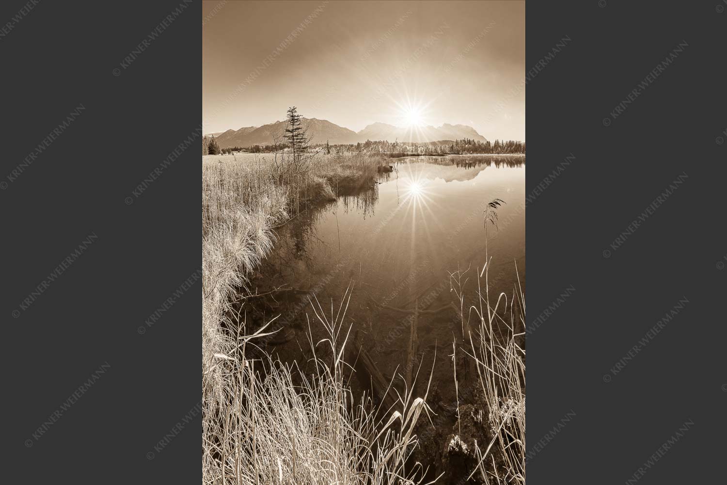 Blick über Barmsee zum Karwendel den Arnspitzen und Wettersteingebirge - Ganz schön frisch 2:3 sepia -- Barmsee mit Karwendel - mehr Infos bei www.Kriner-Weiermann.de