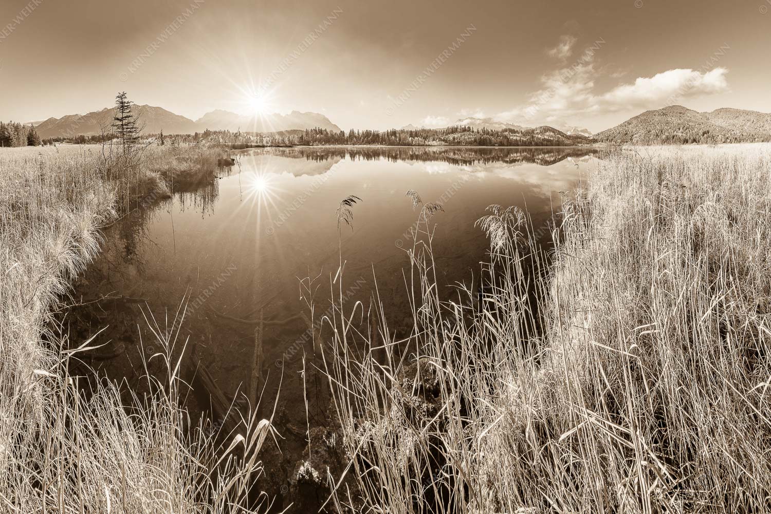 Blick über Barmsee zum Karwendel den Arnspitzen und Wettersteingebirge - Ganz schön frisch 3:2 sepia -- Barmsee mit Karwendel - mehr Infos bei www.Kriner-Weiermann.de