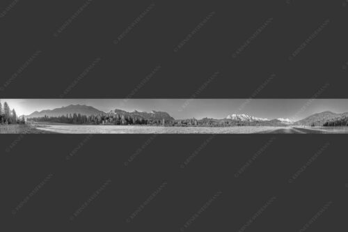 Vom Karwendel über Arnstock und Wettersteingebirge - Ganzes Panorama 10:1 sw -- Soiern Karwendel und Wetterstein - mehr Infos bei www.Kriner-Weiermann.de
