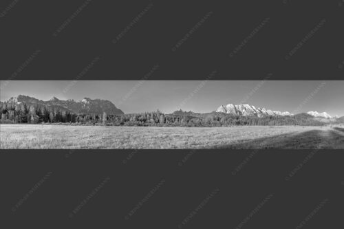 Vom Karwendel über Arnstock und Wettersteingebirge - Ganzes Panorama 5:1 sw -- Soiern Karwendel und Wetterstein - mehr Infos bei www.Kriner-Weiermann.de