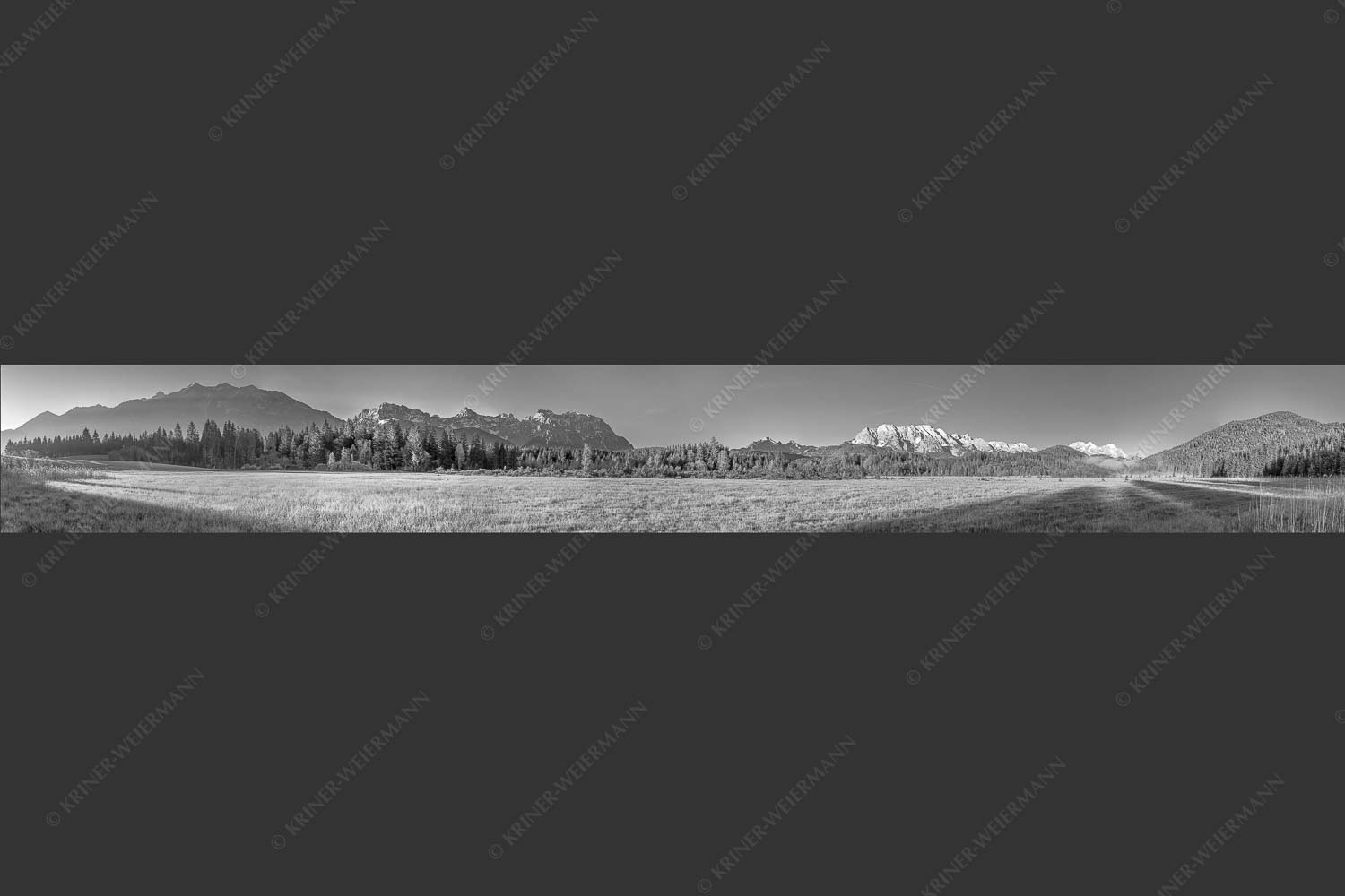 Vom Karwendel über Arnstock und Wettersteingebirge - Ganzes Panorama 8:1 sw -- Soiern Karwendel und Wetterstein - mehr Infos bei www.Kriner-Weiermann.de