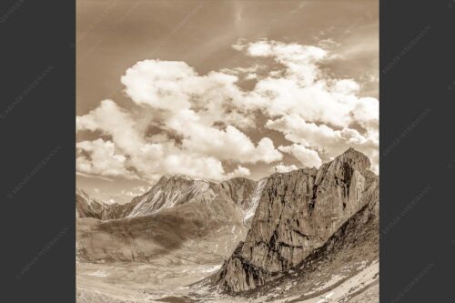 Bergsteiger mit Blick aufs Gatterl und kleinem Wanner im Wettersteingenbirge - Gatterlblick 1:1 sepia -- Gatterl und Hochwanner im Wetterstein - mehr Infos bei www.Kriner-Weiermann.de