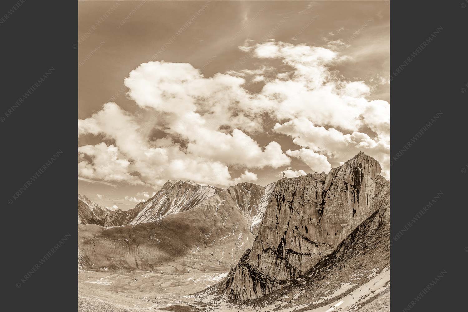 Bergsteiger mit Blick aufs Gatterl und kleinem Wanner im Wettersteingenbirge - Gatterlblick 1:1 sepia -- Gatterl und Hochwanner im Wetterstein - mehr Infos bei www.Kriner-Weiermann.de